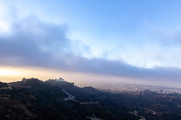 Вид на склон холма с обсерваторией Гриффит — стоковое фото