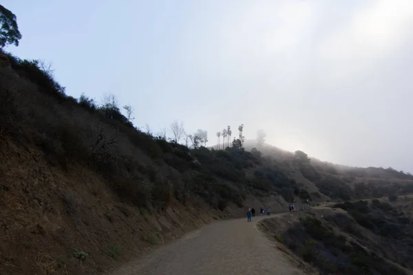 Szlak turystyczny na wzgórzu w mgle z nieba — Zdjęcie stockowe