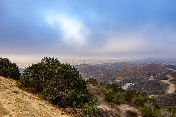 Sentier de randonnée à flanc de colline dans le brouillard avec ciel — Photo