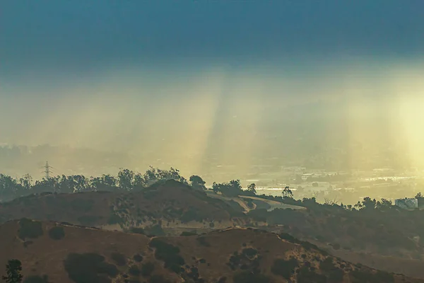 Лос-Анджелес Хиллсайд туристические тропы с туманом — стоковое фото