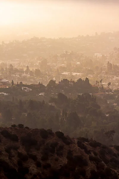 霧のように、シルエットが縮小したロサンゼルスの山腹 — ストック写真