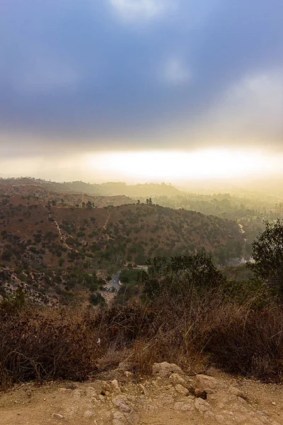 Vista de la ladera de las colinas del parque Griffith al amanecer — Foto de Stock