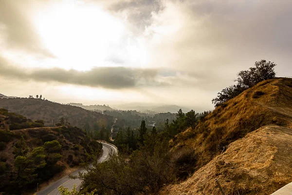 주변 언덕으로 이어지는 도로의 언덕 전망 — 스톡 사진