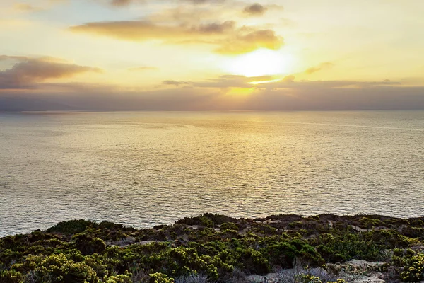Πλευρική όψη του Ειρηνικού ωκεανού κατά την Ανατολή με ακτίνες ηλίου — Φωτογραφία Αρχείου