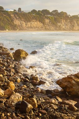 defne ve peninsulla kayalık kıyıda köpüren dalga 