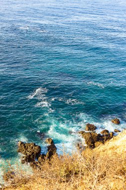 köpük ve sıçrama ile kayalar üzerinde okyanus dalgası hareketinin uçurum kenarı görünümü