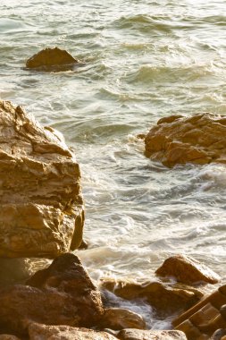 ilkbaharda kayalık kıyı şeridinde Pasifik Okyanusu sıçramaları