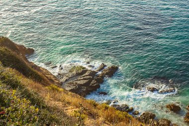 dalga eylem ve dönen köpük arund kayalar ve kayalar ile okyanus genişliği uçurum kenarı vies