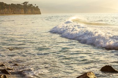 backwash ile köpükpastel dalga, peninsulla ve kayalık kıyı şeridi ile okyanus genişlik karşı