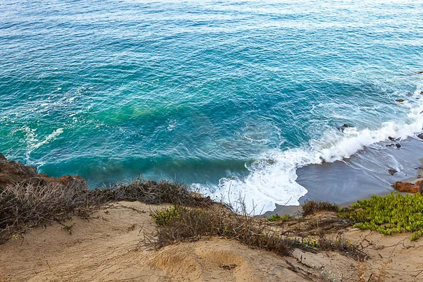 Caminho de arenito e afloramento com plantas daninhas e geladas com vista para o oceano pacífico — Fotografia de Stock