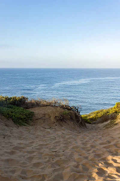 Kayalık kenarına giden kumlu yol Pasifik Okyanusu overloking — Stok fotoğraf
