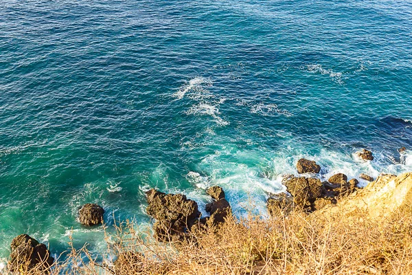 Vista da borda do penhasco do oceano de touquoise com espuma da ação da onda em rochas em Califórnia — Fotografia de Stock