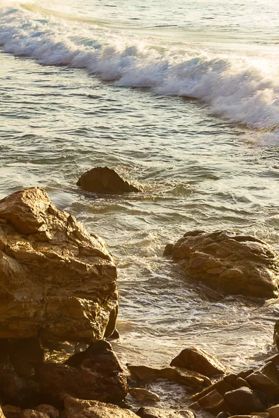 Schiuma onda pastello lavaggio verso massi e rocce sull'oceano in California — Foto Stock