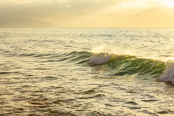 Gelbe und grüne Welle schwellen zum schäumenden Bruch mit Backspray auf der Weite des Ozeans an — Stockfoto