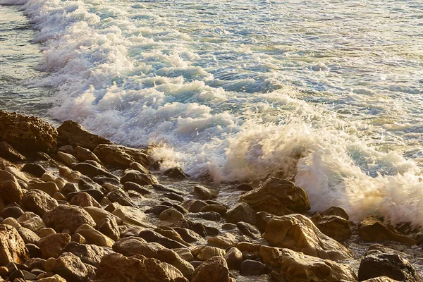 Tourqouise vague moussante se brisant sur le rivage rocheux — Photo