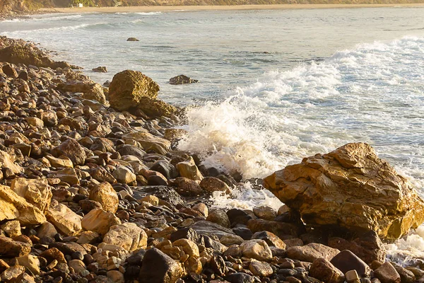 泡沫波在日出时破裂与岩石海岸线 — 图库照片