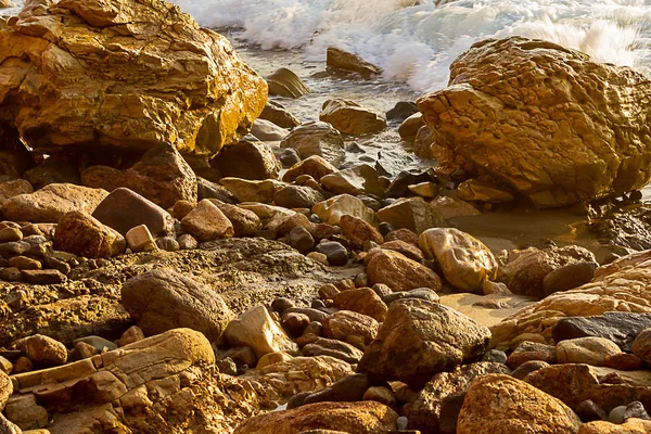光の反射と海の端に濡った岩の海岸線 — ストック写真
