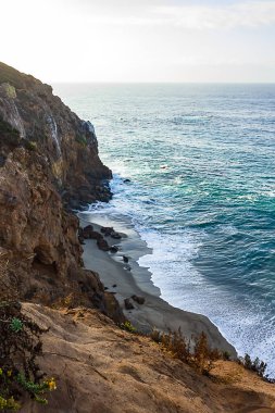 kumtaşı yol uçurum tarafına bakan, pacfic okyanus genişlik ve kıyıda dalgalar