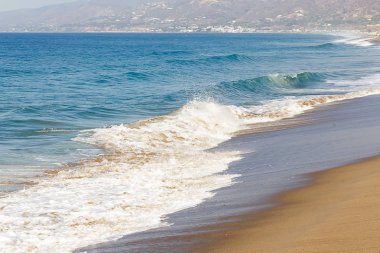 kumlu kıyı şeridinde köpüklü solma dalgası, dalga tepeleme, köpüklü sırt yıkama, kıyı şeridiaşağı tepedalgaları,