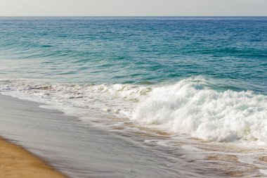 kumlu kıyı şeridinde köpüklü solma dalgası, dalga tepeleme, köpüklü geri yıkama, 