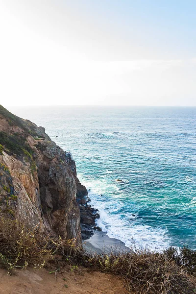 Kumtaşı yol uçurum tarafına bakan, pacfic okyanus genişlik ve kıyıda dalgalar — Stok fotoğraf