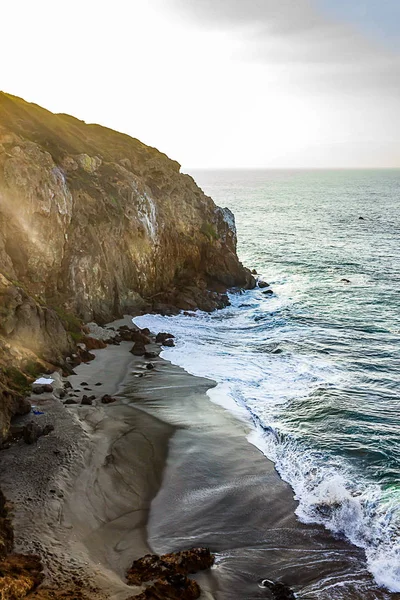 Pasifik okyanusu ufuk, dalgalar karanlık kumlu plaj koyda kırma ile — Stok fotoğraf