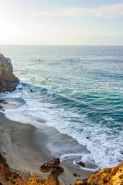 Sandsteinpfad mit Blick auf Steilküste, pazifische Weite des Ozeans und Wellen am Ufer — Stockfoto