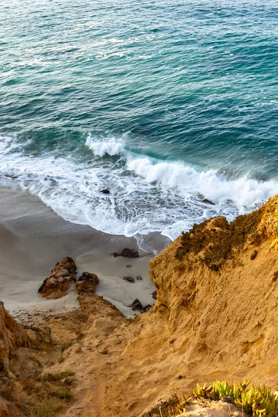 Camino de arenisca con vistas al lado del acantilado, la extensión del océano pacífico, y las olas en la orilla —  Fotos de Stock