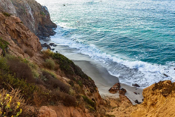 Camino de arenisca con vistas al lado del acantilado, la extensión del océano pacífico, y las olas en la orilla —  Fotos de Stock