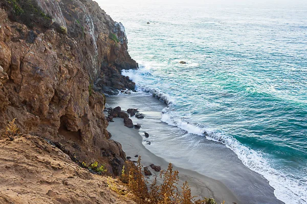 砂岩路径俯瞰悬崖边，宽阔的海洋，和海浪在岸上 — 图库照片