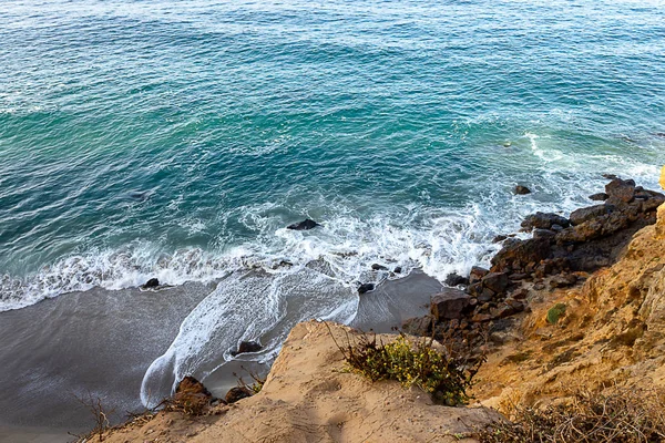 Caminho de arenito com vista para o lado do penhasco, extensão do oceano pacífico, e ondas na costa — Fotografia de Stock