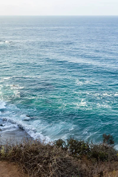 Camino de arenisca con vistas al lado del acantilado, la extensión del océano pacífico, y las olas en la orilla — Foto de Stock