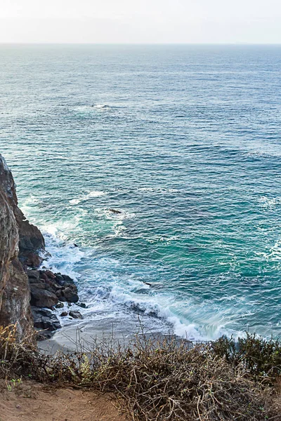 Kumtaşı yol uçurum tarafına bakan, pacfic okyanus genişlik ve kıyıda dalgalar — Stok fotoğraf
