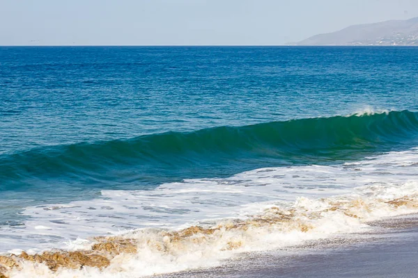 Inchaço onda torqpiose com espuma backwash, na extensão do oceano para o horizonte, colinas , — Fotografia de Stock