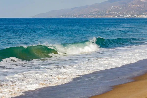 Rompiendo la ola en el océano, con contragolpe en el océano abierto con horizonte, playa de arena —  Fotos de Stock