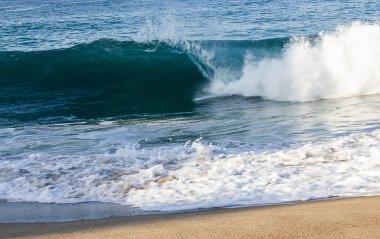 şeffaf tourqouise mavi dalga tüp backspray ile kıyı şeridinde köpük kırma, ve backwash