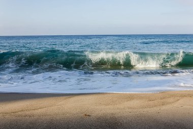 tourqouise tepeleme şeffaf sırt yıkama ile kumlu plajda tüp dalga kırma