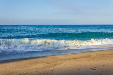 kıvırma dalga tüpü, sırt yıkama ile köpük, yaklaşan şişme ile, kumlu kıyıda