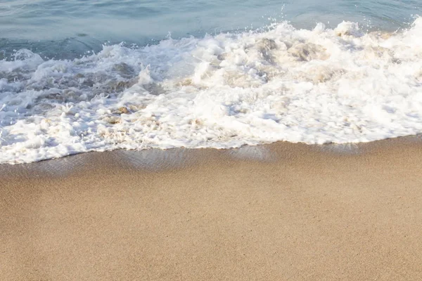 Schiuma rottura onda e controlavaggio schiuma su una costa sabbiosa — Foto Stock