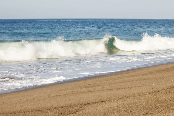 Mousse brise-lames et mousse anti-retour sur un rivage sablonneux — Photo