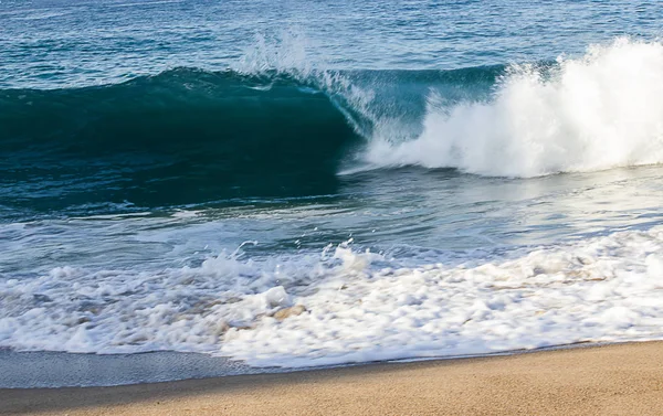 Tube transparent tourqouise vague bleue rompant avec mousse sur le rivage avec backspray, et contre-lavage — Photo