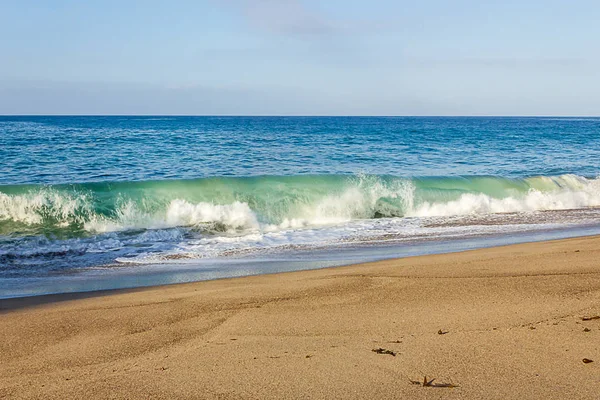 Tubo de onda azul turqouise transparente quebrando com espuma na costa — Fotografia de Stock