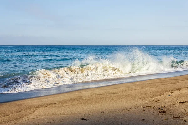 Salpicando onda de ruptura na costa arenosa com backwash e horizonte — Fotografia de Stock