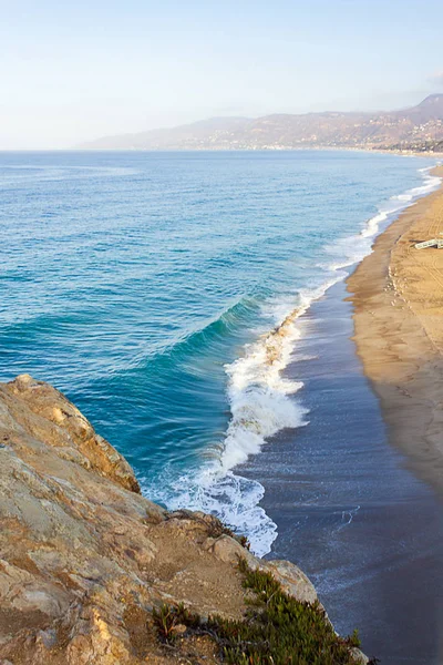 Vista aérea de olas rompientes en la costa arenosa, gran distancia a una penínulla —  Fotos de Stock