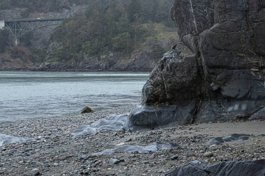 yeşil kemerli köprü ile kıyı şeridi boyunca sahil kayalıkları
