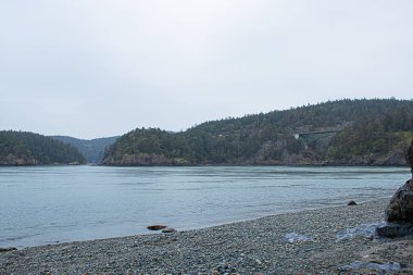 üzerinden gidiyor yeşil kemerli köprü ile kıyı şeridi boyunca kayalıklar