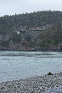 üzerinden gidiyor kemerli bir köprü ile kıyı şeridi boyunca sahil kayalıkları