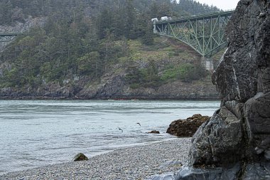 yeşil kemerli köprü ile kıyı şeridi üzerinden gidiyor