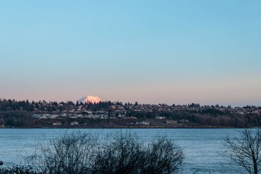 gün batımında puget ses arkasında mesafede rainier monte