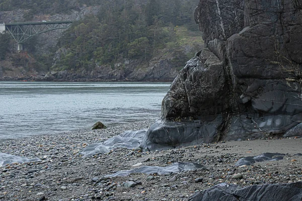 yeşil kemerli köprü ile kıyı şeridi boyunca sahil kayalıkları